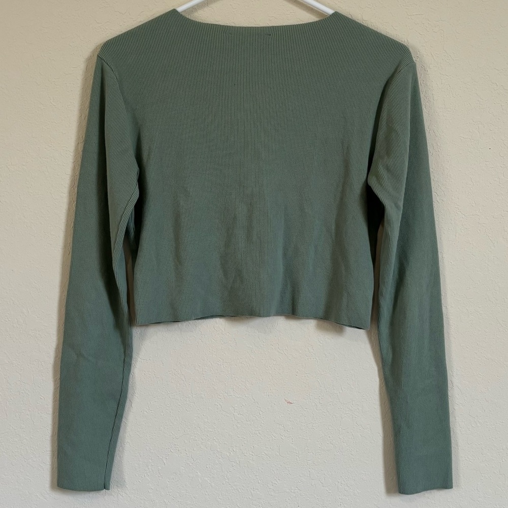 Forever21 Green Long Sleeve Crop Top. Size S - Picture 2 of 3